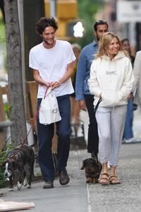 sienna-miller-and-oli-green-at-magnolia-bakery-in-new-york-05-30-2023-2.jpg