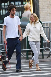 sienna-miller-and-oli-green-at-magnolia-bakery-in-new-york-05-30-2023-3.jpg