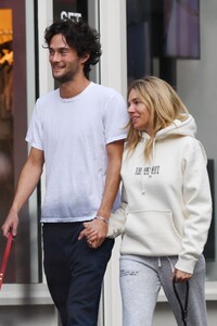 sienna-miller-and-oli-green-at-magnolia-bakery-in-new-york-05-30-2023-4.jpg