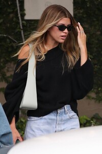 sofia-richie-out-shopping-at-bottega-veneta-on-melrose-place-in-west-hollywood-05-22-2023-0.jpg