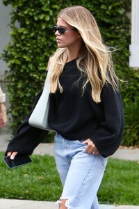 sofia-richie-out-shopping-at-bottega-veneta-on-melrose-place-in-west-hollywood-05-22-2023-8.jpg
