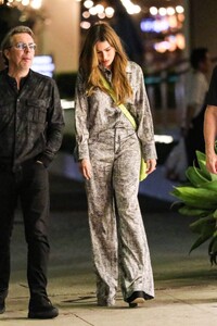 sofia-vergara-out-for-sushi-with-friends-on-memorial-day-in-beverly-hills-05-29-2023-0.jpg