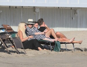 tori-spelling-at-a-beach-in-malibu-09-06-2022-2.jpg