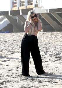 tori-spelling-at-a-beach-in-malibu-09-06-2022-6.jpg