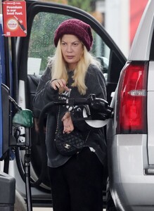 tori-spelling-at-a-gas-sttion-in-los-angeles-11-07-2022-0.jpg