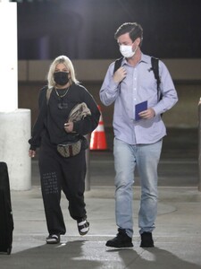 tori-spelling-at-lax-airport-in-los-angeles-02-13-2022-6.jpg