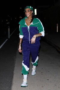 winnie-harloe-leaves-shorebar-in-santa-monica-05-14-2023-2.jpg