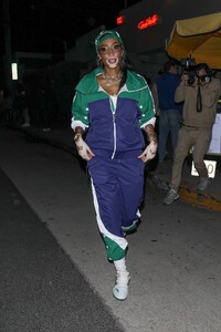 winnie-harloe-leaves-shorebar-in-santa-monica-05-14-2023-4.jpg