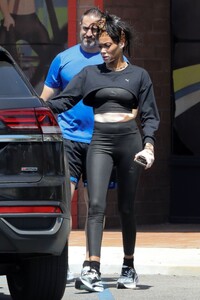 winnie-harlow-out-for-lunch-at-a-taco-bell-drive-thru-in-los-angeles-05-16-2023-3.jpg