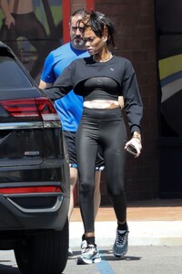 winnie-harlow-out-for-lunch-at-a-taco-bell-drive-thru-in-los-angeles-05-16-2023-4.jpg