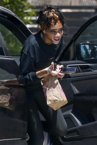winnie-harlow-out-for-lunch-at-a-taco-bell-drive-thru-in-los-angeles-05-16-2023-5.jpg