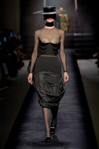 00002-schiaparelli-fall-2022-couture-credit-gorunway.thumb.jpg.d08c27e9350324e5b408ad4cc5c1fbfe.jpg