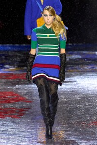 00002-tommy-now-fall-2022-ready-to-wear-credit-gorunway.thumb.jpg.8c7178248fb6f4c53011550d4728ace2.jpg