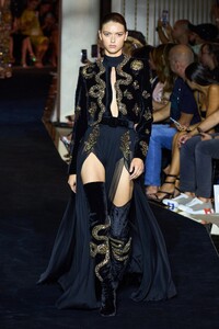 00002-zuhair-murad-fall-2022-couture-credit-gorunway.thumb.jpg.9d86a2c5ecddf679bfcc2f8012968cb4.jpg