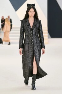 00003-chanel-fall-2022-couture-credit-gorunway.thumb.jpg.6c801b605b9b9a2814451a477705e942.jpg