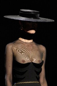 00004-schiaparelli-fall-2022-couture-details-credit-gorunway.thumb.jpg.734e1261c167b34995bc537750644ab2.jpg