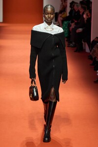00004-tods-fall-2022-ready-to-wear-credit-gorunway.thumb.jpg.28396b9cd924f22051c37717dc25228d.jpg