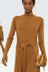 00005-fendi-fall-2022-couture-details-credit-gorunway.thumb.jpg.67d36c0ea1bff4b50002413dbfd85586.jpg