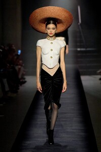 00005-schiaparelli-fall-2022-couture-credit-gorunway.thumb.jpg.2a8d1f169b9c3a6425bb3a413d5d2630.jpg