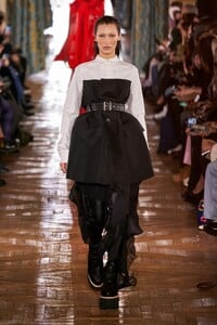 00006-sacai-fall-2022-ready-to-wear-paris-credit-gorunway.thumb.jpg.827382df264187ca91b0a859dd447c02.jpg