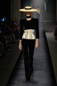 00006-schiaparelli-fall-2022-couture-credit-gorunway.thumb.jpg.0e3238e46d9c71e431c8d93ec182a93e.jpg