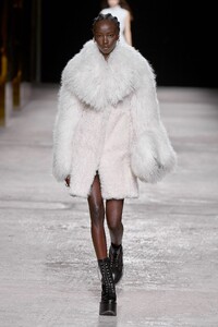 00007-ports-1961-fall-2022-ready-to-wear-milan-credit-gorunway.thumb.jpg.af68923e71a1c332e984f9cf7544a4da.jpg