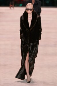 00007-saint-laurent-fall-2022-ready-to-wear-paris-credit-gorunway.thumb.jpg.a3fc3eec86c79c8ec65b2bffd31ba706.jpg