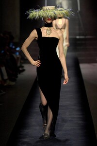 00010-schiaparelli-fall-2022-couture-credit-gorunway.thumb.jpg.e705596a004d7b1b7a455652ab14907d.jpg