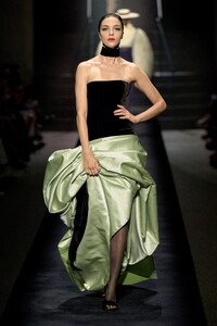 00012-schiaparelli-fall-2022-couture-credit-gorunway.thumb.jpg.afa24683a90d683e7e1f6e7eba201dbf.jpg