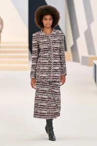 00013-chanel-fall-2022-couture-credit-gorunway.thumb.jpg.cb275c0035f6921a5366c8ed435efde1.jpg