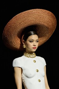 00013-schiaparelli-fall-2022-couture-details-credit-gorunway.thumb.jpg.e71149a7bc0850506caed2165c2324aa.jpg