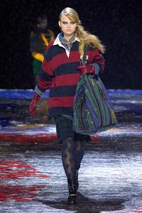 00014-tommy-now-fall-2022-ready-to-wear-credit-gorunway.thumb.jpg.4207e9bea09fd8473e1773e1cf456b96.jpg