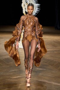 00015-iris-van-herpen-fall-2022-couture-credit-gorunway.thumb.jpg.c87c933b06e7a857c4faad556b825d26.jpg