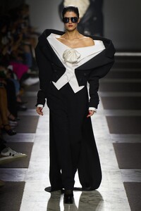 00016-viktor-and-rolf-fall-2022-couture-credit-gorunway.thumb.jpg.80c192de3dc75c13a1985e0182fac2d0.jpg