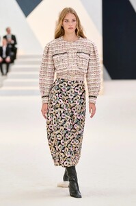 00017-chanel-fall-2022-couture-credit-gorunway.thumb.jpg.26bf8d02997297add12d73780c0e624b.jpg