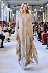 00019-alexandre-vauthier-fall-2022-couture-credit-gorunway.thumb.jpg.87d0613b666bd9fd5c9abe82cf47e1da.jpg