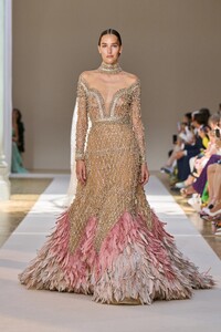 00019-elie-saab-fall-2022-couture-credit-gorunway.thumb.jpg.7b20e231d309f850fe2ca5a1d01ea9dc.jpg
