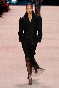 00020-saint-laurent-fall-2022-ready-to-wear-paris-credit-gorunway.thumb.jpg.b091fc01fb7e87ce7d8836b73af89696.jpg