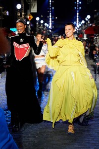 00020-vogue-world-fall-2022-credit-gorunway.thumb.jpg.1b4041b0227717ff1ee5b41d71f58fd9.jpg