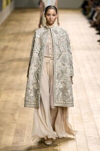 00021-christian-dior-fall-2022-couture-credit-gorunway.thumb.jpg.c873e61561e545c5ce3fa022a8346843.jpg