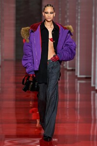 00022-versace-fall-22-ready-to-wear-milan-credit-gorunway.thumb.jpg.5a74631f63ae42f63ba6e20a96f78249.jpg
