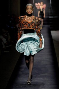 00025-schiaparelli-fall-2022-couture-credit-gorunway.thumb.jpg.8e0c0ded0ca09ffe8b41117a6037da1f.jpg