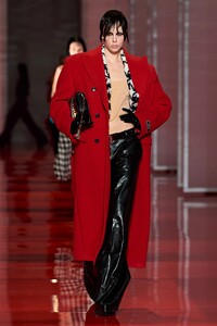 00025-versace-fall-22-ready-to-wear-milan-credit-gorunway.thumb.jpg.42b422d9ab79a4ef883fadc460a2db2d.jpg