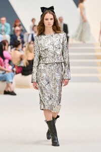 00026-chanel-fall-2022-couture-credit-gorunway.thumb.jpg.4ad965912c98fe7b3dbfbfb031fb1fc0.jpg