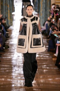 00026-sacai-fall-2022-ready-to-wear-paris-credit-gorunway.thumb.jpg.716e31391297de4de2066486d5e46230.jpg