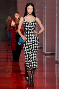 00026-versace-fall-22-ready-to-wear-milan-credit-gorunway.thumb.jpg.ab994b1dd6c7aa342f62bab37d4b1e76.jpg