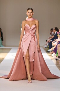 00028-elie-saab-fall-2022-couture-credit-gorunway.thumb.jpg.e87cba2c514c574e77ecbd9b63c401a4.jpg