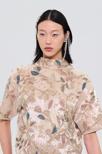 00028-fendi-fall-2022-couture-details-credit-gorunway.thumb.jpg.04a4f28927f63394b073589a7e63b97b.jpg