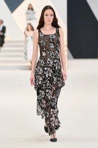 00029-chanel-fall-2022-couture-credit-gorunway.thumb.jpg.8597fda891dc590da7a26ad4c374f908.jpg