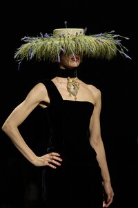 00031-schiaparelli-fall-2022-couture-details-credit-gorunway.thumb.jpg.cbbbdeac942c8e83c88127f2a22acf5b.jpg
